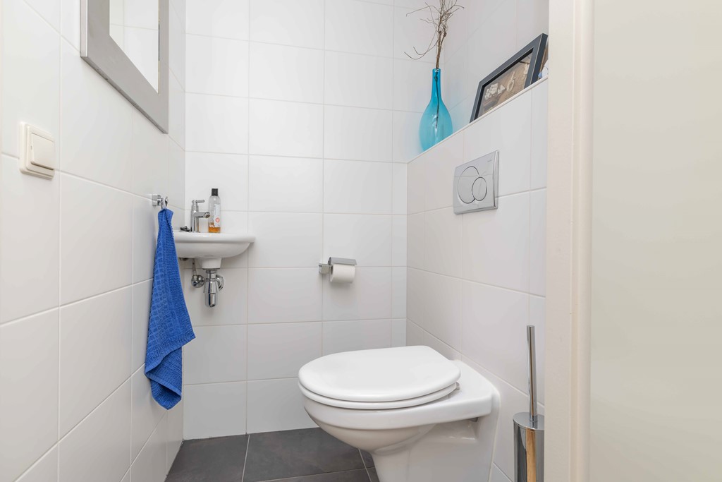 25. Toilet.jpg